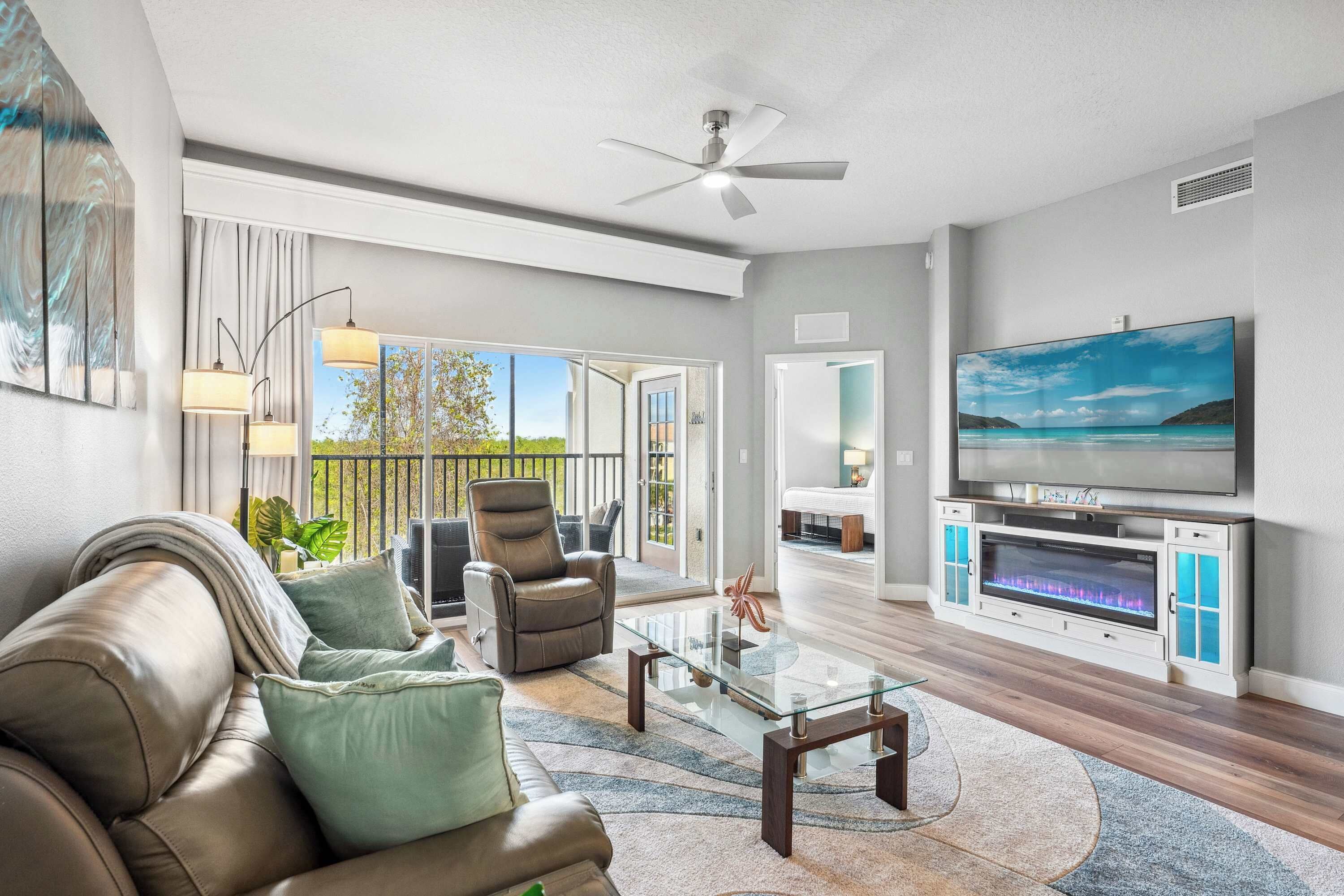 Kondominium, Beberapa Tempat Tidur, balkon (Minutes to Magic) | Area keluarga | Televisi layar datar 42-inci dengan saluran TV digital