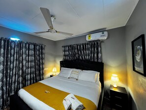 4 bedrooms, iron/ironing board, WiFi, bed sheets