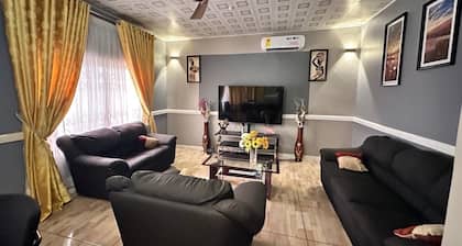 4-bedroom 3K 1Q & breakfast in amazing Kasoa Gh with WiFi, AC. Sleep 8