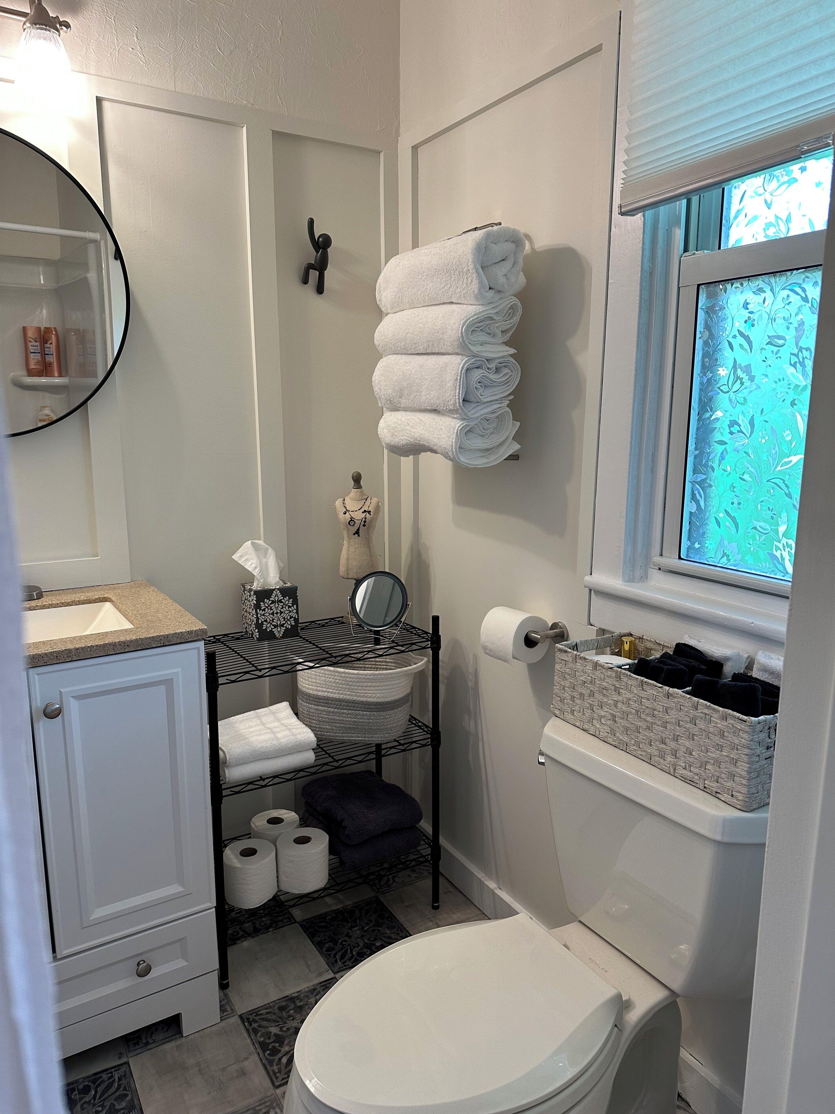 Een douche, een haardroger, handdoeken, zeep