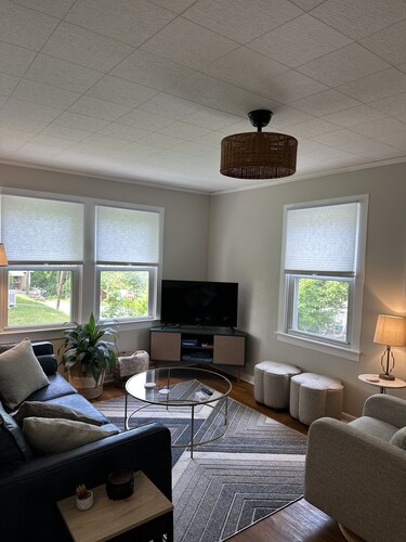 Charming 2-bedroom house. Walk to town Quiet neighborhood. 1 mile to NRG bridge!