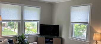 Charming 2-bedroom house. Walk to town Quiet neighborhood. 1 mile to NRG bridge!