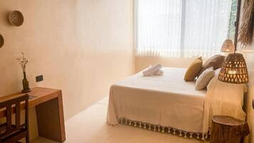 Ropa de cama de alta calidad y caja de seguridad en la habitación