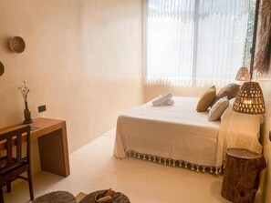 Habitación doble Deluxe, 1 cama King size, vista a la alberca | Ropa de cama de alta calidad y caja de seguridad en la habitación 