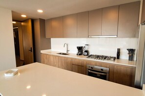 Geladeira, micro-ondas, fogão, cooktop