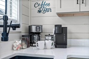 Kaffetrakter/tekoker, kjøleskap, mikrobølgeovn og ovn