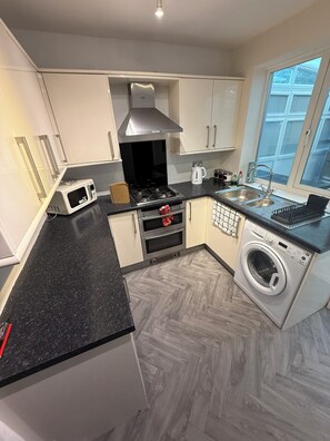 Frigorífico, microondas y horno