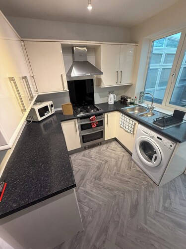 3 bedroom spacious home Parking and WiFi sleeps 5