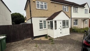 Exterior - 3 bedroom spacious home Parking and WiFi sleeps 5 (Bexleyheath)