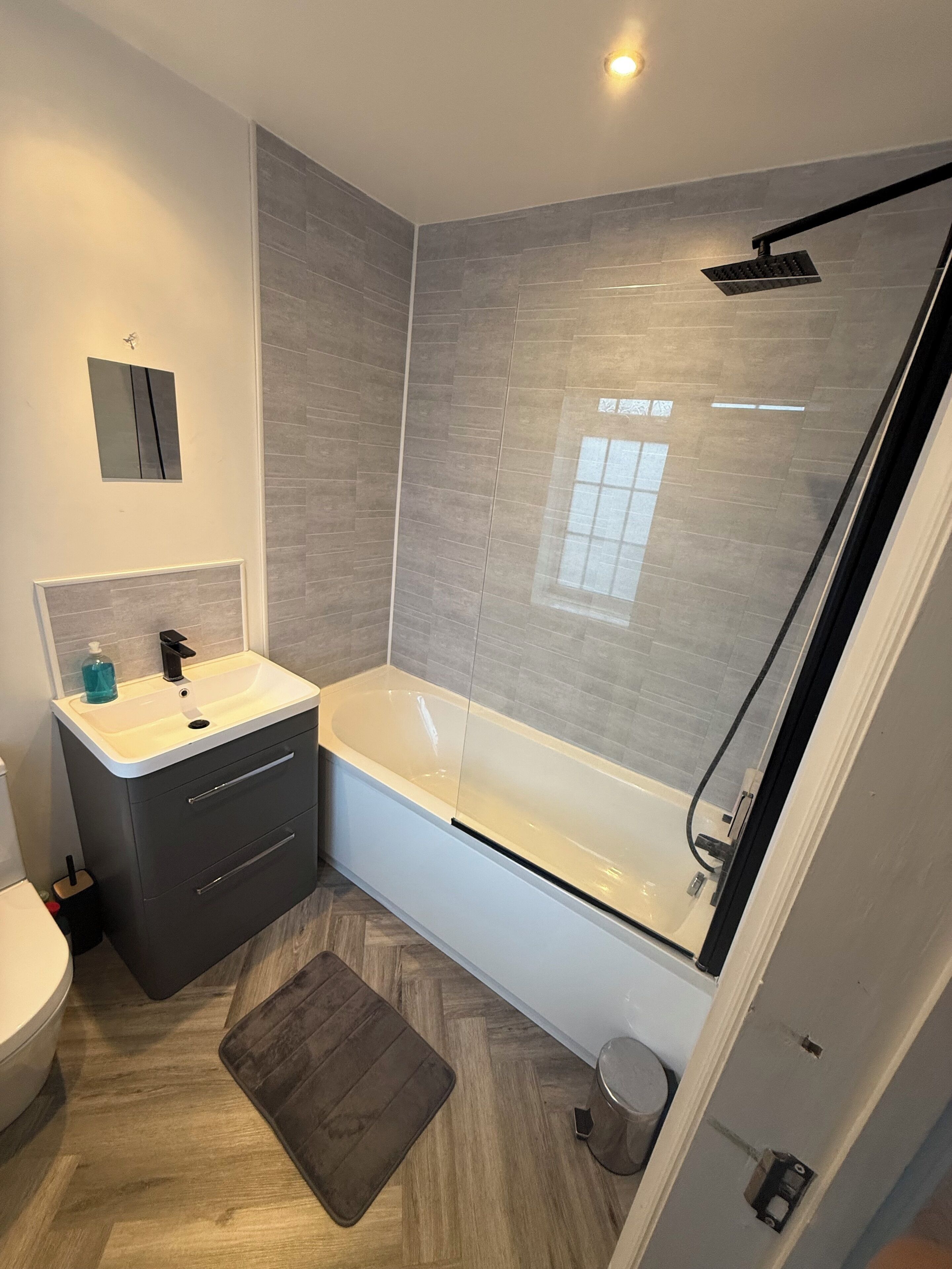 Serviettes fournies, savon, papier toilette
