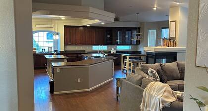 Large 3 bedroom house in delightful Falcon-WiFi, AC, fitness room, Mountain View