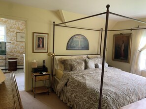 4 bedrooms, iron/ironing board, WiFi, bed sheets - East Hampton / Springs. Charming 4 & a half bedroom house with pool. (East Hampton)