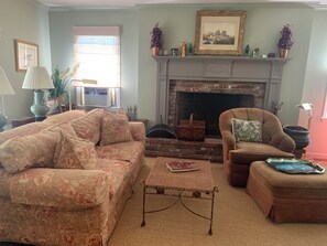 Living area - East Hampton / Springs. Charming 4 & a half bedroom house with pool. (East Hampton)