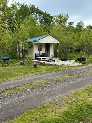Outdoor dining - Cabin 1 The Sunrise Patio (Geneva)