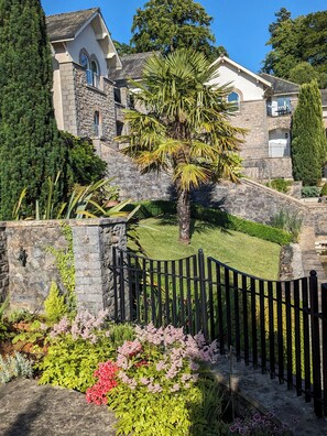 Property grounds - Spacious house, high in the hills, stunning views, on-site indoor pool, bar, gym (Keswick)