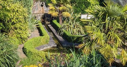 Spacious house, high in the hills, stunning views, on-site indoor pool, bar, gym