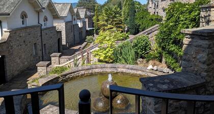 Spacious house, high in the hills, stunning views, on-site indoor pool, bar, gym