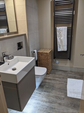 Haartrockner, Handtücher, Seife, Shampoo