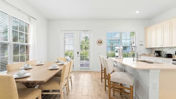 Huis, meerdere bedden, patio, uitzicht op tuin (Parrot Paradise Escape) | Dineren