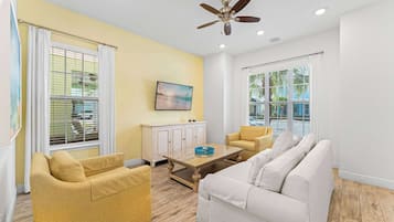 Huis, meerdere bedden, patio, uitzicht op tuin (Parrot Paradise Escape) | Woonruimte | Een 42-inch flatscreentelevisie met digitale zenders