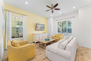 ハウス ベッド (複数台) パティオ ガーデンビュー (Parrot Paradise Escape) | リビング エリア | 42 インチの薄型テレビ (デジタル放送視聴可)