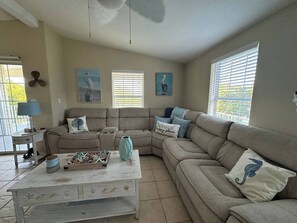 Living area - 3/2 waterfront home w/54ft dock near Key West (Summerland Key)