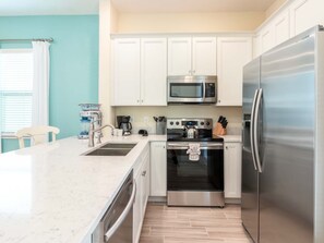 House, Multiple Beds, Patio, Garden View (Parrotfish Place) | Private kitchen | Fridge, microwave, oven, stovetop - Parrotfish Place Stay for 6! (Kissimmee)