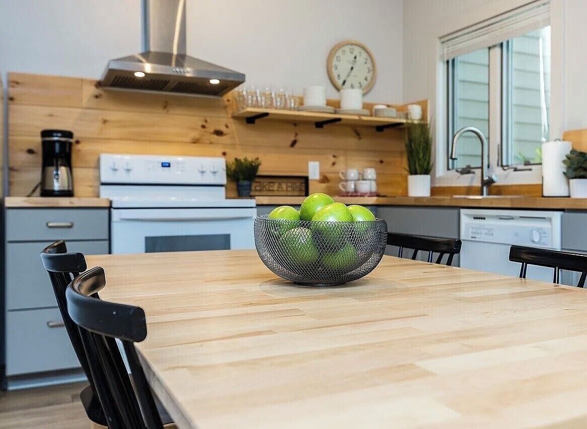 Mikrobølgeovn, ovn, kokeplater og oppvaskmaskin