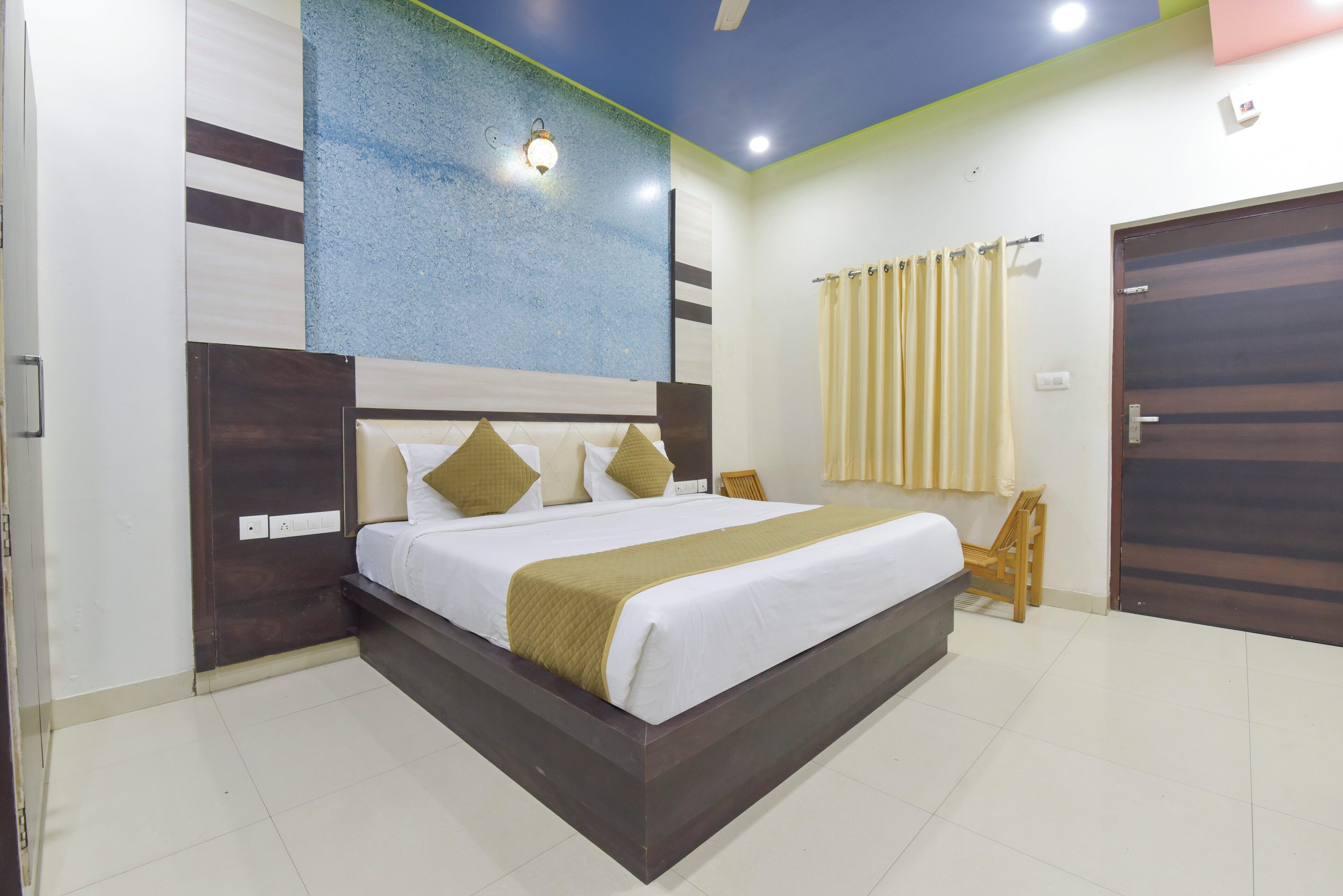 Quarto casal luxo, em dormitório misto, para fumantes, ar-condicionado | Escrivaninha, espaço de trabalho para notebook, cortinas blackout