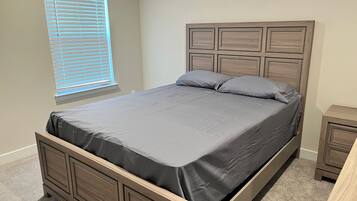 1 quarto, escrivaninha, ferros/tábuas de passar roupa, Wi-Fi de cortesia