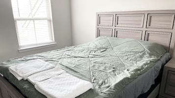 1 quarto, escrivaninha, ferros/tábuas de passar roupa, Wi-Fi de cortesia