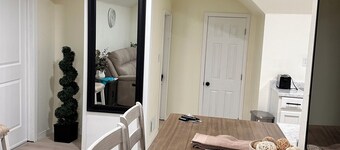 Charming 2-bedroom apartment with WiFi, AC in wonderful Marshall.