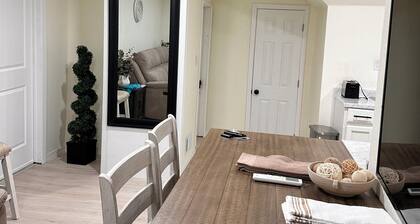 Charming 2-bedroom apartment with WiFi, AC in wonderful Marshall.