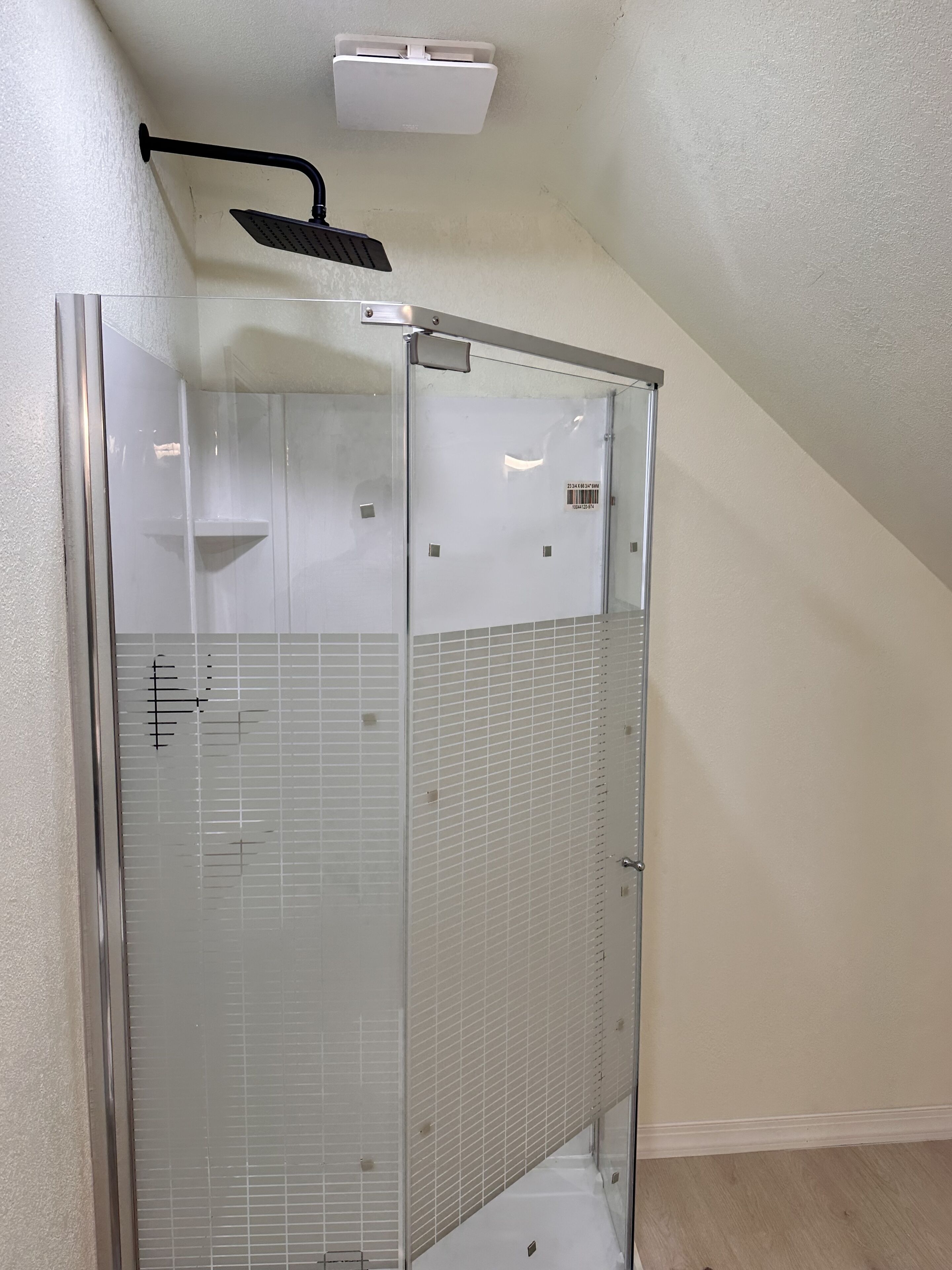 シャワー、タオル、石鹸、トイレットペーパー