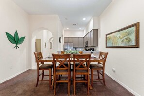 Condo, nhiều giường, ban công, quang cảnh vườn (Peaceful Horizons at Caribe Cove) | Khu ăn uống