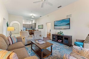 コンドミニアム ベッド (複数台) バルコニー ガーデンビュー (Peaceful Horizons at Caribe Cove) | リビング エリア | 42 インチの薄型テレビ (デジタル放送視聴可)