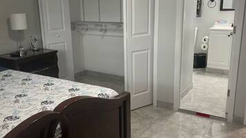 2 slaapkamers, een strijkplank/strijkijzer, gratis wifi, beddengoed