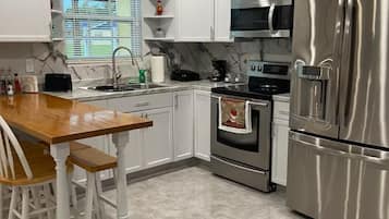 Geladeira, micro-ondas, fogão, cafeteira/chaleira