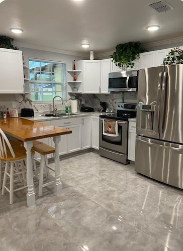 Charming 2-bedroom apartment in North of Lakeland with WiFi, AC