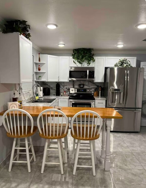 Fridge, microwave, oven, coffee/tea maker