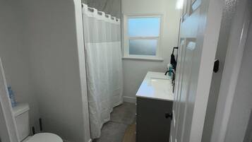 Een haardroger, handdoeken, zeep, toiletpapier