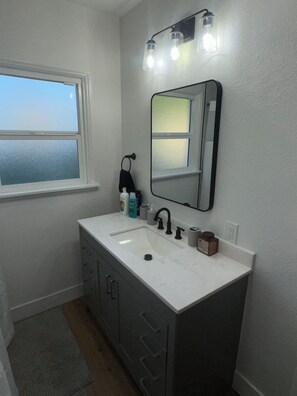 Hårføner, håndklær, såpe og toalettpapir