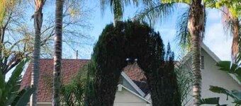 2-bedroom house in charming Fresno with WiFi, AC, fitness room
