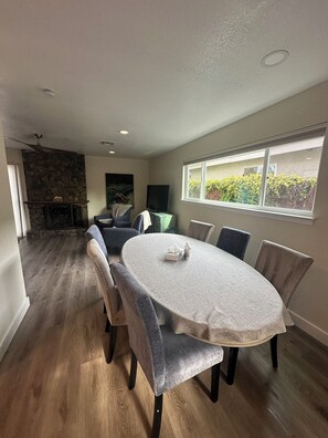Dining - Charming 3-bedroom house with WiFi and AC in amazing Davis (Davis)