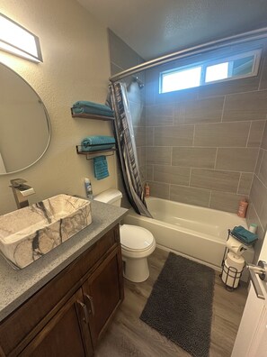 Haartrockner, Bidet, Handtücher, Seife