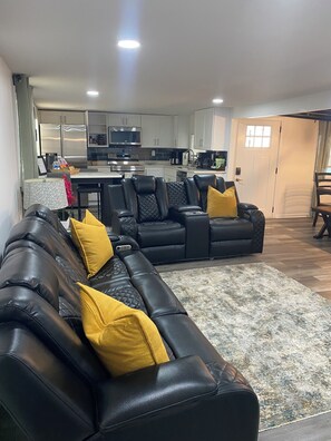 Smart TV, books - Charming 3-BR/2-BA Waterfront Lake House (Covington)