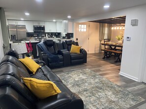 Smart TV, books - Charming 3-BR/2-BA Waterfront Lake House (Covington)