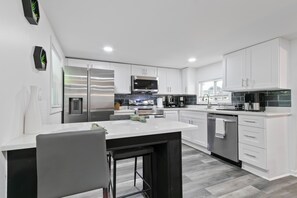 Réfrigérateur, micro-ondes, four, plaque de cuisson