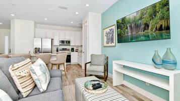 Byhus - flere senge - terrasse - udsigt til have (Pistachio Palace) | Opholdsområde | 42-tommers fladskærms-tv med digitale kanaler