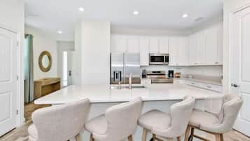 Townhouse, flere senger, terrasse, hageutsikt (Pistachio Palace) | Eget kjøkken | Kjøleskap, mikrobølgeovn, ovn og kokeplater